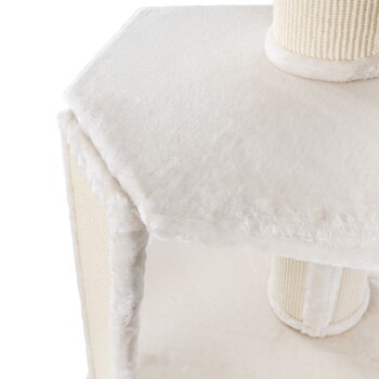 Ein weicher, cremefarbener Katzenbaum mit einem plüschigen Oberteil und einem mit Sisal umwickelten Kratzbaum, entworfen für den Komfort und das Spiel von Haustieren.