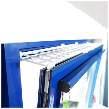 Une vue rapprochée d'une porte pour animaux bleue avec un mécanisme de clapet en forme de grille blanche en haut, conçu pour un accès facile aux animaux.