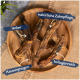 Ein Holzbrett zeigt Hundekau-Sticks, die auf Deutsch beschriftet sind: "lecker," "natürliche Zahnpflege," "Kauvergnügen," und "kollagenreich."