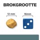 Afbeelding die de grootte van huisdiervoerbrokjes vergelijkt met een blauwe dobbelsteen, gelabeld 'BROKGROOTTE', met brokjes van 12 mm en dobbelsteen van 16 mm.