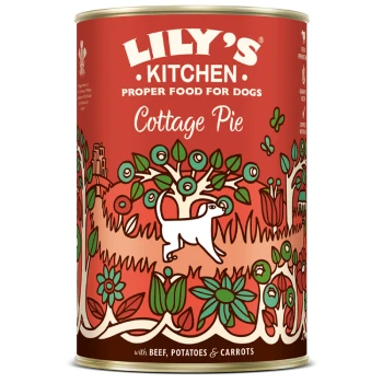 Eine bunte Dose von Lily's Kitchen Cottage Pie für Hunde, mit einem verspielten Hund und dem Text: 'mit Rindfleisch, Kartoffeln & Karotten.'