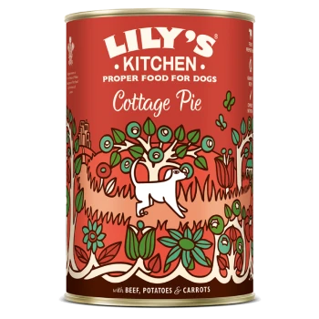 Eine bunte Dose von Lily's Kitchen Cottage Pie für Hunde, mit einem verspielten Hund und dem Text: 'mit Rindfleisch, Kartoffeln & Karotten.'