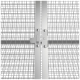 Nahaufnahme einer Metalltür eines Haustierkäfigs mit einem Riegel, mit einem Gitterdrahtdesign und einem weißen Hintergrund.