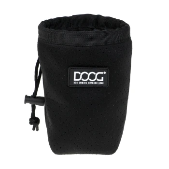 Schwarze Hundeleckerli-Tasche mit Kordelzugverschluss, mit einem Logo "DOOG DOG OWNERS OUTDOOR GEAR" auf der Vorderseite.