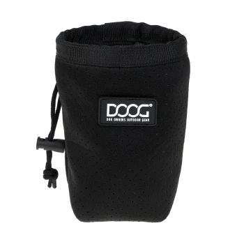 Schwarze Hundeleckerli-Tasche mit Kordelzugverschluss, mit einem Logo "DOOG DOG OWNERS OUTDOOR GEAR" auf der Vorderseite.
