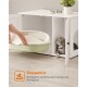 Eine Person stellt eine grüne Katzentoilette in einen weißen Schrank, während eine graue getigerte Katze zuschaut. Text: 'Doppeltür - Einfache Sammlung und Reinigung.'