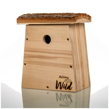 Holz-Vogelhaus mit einem natürlichen Rinden-Dach, mit einem runden Eingang und dem eingravierten Logo 'Aniforte Wild'.