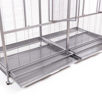 Ein großes, mehrstöckiges Metallhaustierkäfig mit Drahtgitterseiten und herausziehbaren Schubladen zur einfachen Reinigung, entworfen für kleine Tiere.