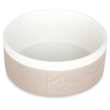 Eine beige und weiße Keramik-Haustierschüssel mit einem gesprenkelten Design und einem eingestanzten Kronenlogo an der Seite.