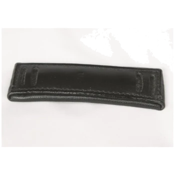 Schwarzes Lederhalsband für Haustiere mit Nähdetails, flach auf einem weißen Hintergrund liegend.