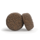 Zwei runde, strukturierte braune Trockenfutterkroketten, eine aufrecht, eine gekippt, auf einer braunen Oberfläche.