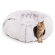 Ein gemütliches, rundes, hellgraues Katzenbett mit flauschiger Textur, mit einer getigerten Katze, die am Eingang sitzt.