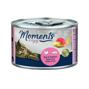 Adult Huhn und Thunfisch 6x140 g Eine Dose Katzenfutter mit einer getigerten Katze neben einer Dose, die mit 'Momente zum Genießen' und dem Geschmack Huhn und Thunfisch beschriftet ist.