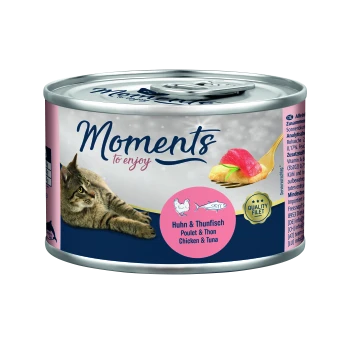 Puszka karmy dla kotów z wizerunkiem kota tabby obok puszki oznaczonej 'Moments to enjoy' o smaku kurczaka i tuńczyka.