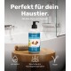 PetTec sensibles Shampoo mit Aloe Vera auf einem Holzstuhl im Badezimmer, das seine Vorteile und vegane Formel hervorhebt.