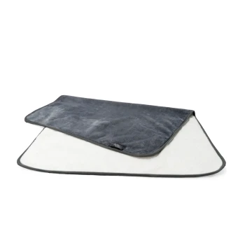 Wendbare Haustierdecke mit weichen grauen und weißen Seiten, mit kleinem schwarzem Etikett mit weißem Text.