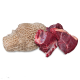Rohes Rinderpansen und Stücke von rotem Fleisch auf einem weißen Hintergrund, die frische Haustierfutteroptionen zeigen.