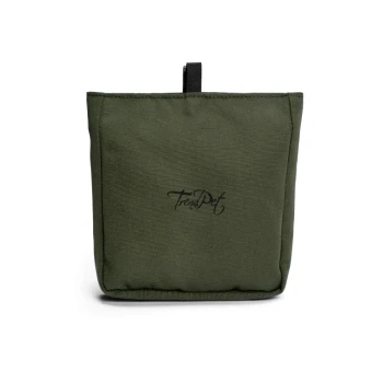 Olivgrüner Leckerli-Beutel für Haustiere mit einem schwarzen "TreatPot"-Logo auf der Vorderseite, mit einem oberen Griff für einfaches Tragen.
