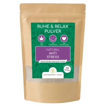 Natürliches Anti-Stress-Pulver für Hunde in einem wiederverschließbaren Beutel, mit grünem und lila Design und Text auf Deutsch: 'RUHE & RELAX PULVER'.