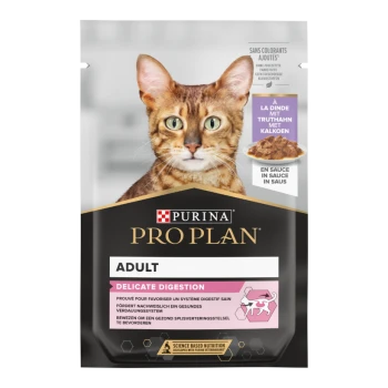 Purina Pro Plan kattenvoerzakje met kattenkop, label 'Adult' en 'Delicate Digestion', afbeelding van kalkoen in saus.