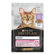 Sachet de nourriture pour chat Purina Pro Plan montrant le visage d'un chat, étiquette Adulte et Digestion délicate, image de dinde en sauce.