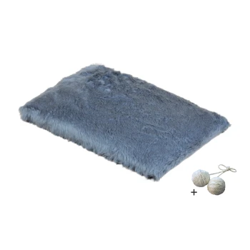 Weiches blaues Haustierbett mit plüschiger Textur, begleitet von zwei Naturfaserbällen, die mit Schnur gebunden sind.