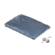 Weiches blaues Haustierbett mit plüschiger Textur, begleitet von zwei Naturfaserbällen, die mit Schnur gebunden sind.