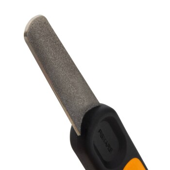 Krallenfeile für Haustiere (Fiskars) mit strukturierter Metallfeilfläche und schwarzem Griff mit orangefarbenem Akzent.