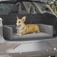 Ein glücklicher Corgi, der auf einem plüschigen grauen Haustiersitz im Rücksitz eines SUVs entspannt, mit einem strukturierten schwarzen Hintergrund.