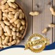 Eine Holzschüssel gefüllt mit rohen Erdnüssen auf einer Holzoberfläche, mit einem Abzeichen, das "Bewährte Qualität seit über 10 Jahren" und "Best Quality" liest.