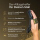 Hand trägt einen schwarzen Pferdepflege‑Handschuh mit goldenem Logo, deutscher Text „Der Alltagshelfer für Deinen Stall“ und Aufzählung mit Produktmerkmalen