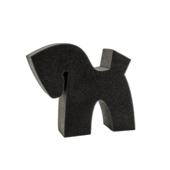 Schwarze Schaumstofffigur in Form eines stilisierten Hundes mit gewölbtem Körper und ausgeschnittenen Beinen