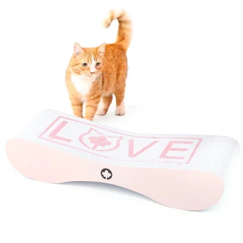 Eine orangefarbene getigerte Katze geht neben einem weißen Kratzbaum, der das Wort "LOVE" in Pink und eine Katzensilhouette mit einem Ahornblatt zeigt.