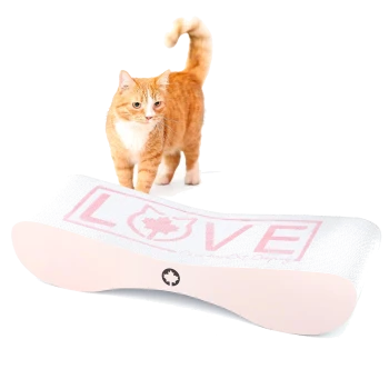 Eine orangefarbene getigerte Katze geht neben einem weißen Kratzbaum, der das Wort "LOVE" in Pink und eine Katzensilhouette mit einem Ahornblatt zeigt.