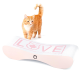 Eine orangefarbene getigerte Katze geht neben einem weißen Kratzbaum, der das Wort "LOVE" in Pink und eine Katzensilhouette mit einem Ahornblatt zeigt.