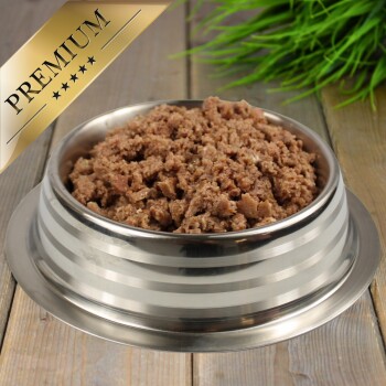 Eine Edelstahlschüssel für Haustierfutter, gefüllt mit hochwertigem Nassfutter für Katzen, mit einem goldenen "PREMIUM"-Etikett in der Ecke.