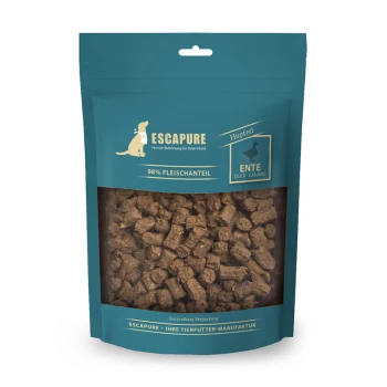 Eine türkisfarbene Tüte mit ESCAPURE Hundeleckerlis, die Stücke von Entenfleisch enthält, mit der Aufschrift "98% Fleischanteil" und "Ente - Duck - Canard."