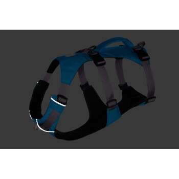 Ein blauer Hundegeschirr mit verstellbaren Riemen und einem gepolsterten Brustbereich, vor einem dunklen Hintergrund präsentiert.