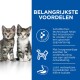 Twee schattige kittens zitten naast elkaar, met een blauwe achtergrond met tekst over de voordelen van ActivBiome+ technologie voor een gezonde spijsvertering.