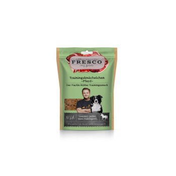 Fresco Hundefutter Trainingssnack-Packung mit Pferdegeschmack, zeigt einen Mann und einen Hund, beschriftet mit „Gesund. Lecker. Vom Hundeprofi.“