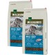 Zwei 7 kg Säcke Real Nature Wilderness Wild Coast Katzenfutter mit einer getigerten Katze auf einem felsigen Hintergrund, mit 65% Fleischanteilen.