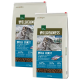 Zwei 7 kg Säcke Real Nature Wilderness Wild Coast Katzenfutter mit einer getigerten Katze auf einem felsigen Hintergrund, mit 65% Fleischanteilen.