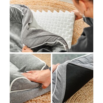 Eine Person montiert ein Haustierbett, hält einen grauen Stoffbezug und einen weißen, gewellten Schaumstoffeinleger. Das Bett hat eine weiche Textur und einen rutschfesten Boden.