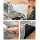 Eine Person montiert ein Haustierbett, hält einen grauen Stoffbezug und einen weißen, gewellten Schaumstoffeinleger. Das Bett hat eine weiche Textur und einen rutschfesten Boden.