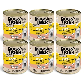 Sechs Dosen DOGS'n TIGER Hundefutter, "GAUDI Huhn mit Truthahn," mit einem weißen Hund. Jede Dose hat 63% Fleisch für erwachsene Hunde.