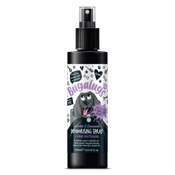 Schwarze Sprühflasche mit der Aufschrift "Bugalugs Lavender & Chamomile Deodorising Spray", mit einem Cartoonhund und Text über vegane Inhaltsstoffe.