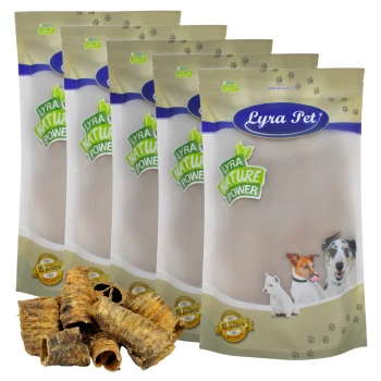 Rinderstrossen 1 - 8 cm 5 kg Fünf Tüten Lyra Pet natürliche Hundeleckerlis, mit einem Haufen Leckerlis davor, mit einem Logo und einem '10 Jahre'-Abzeichen.