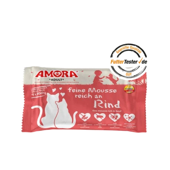 Roter AMORA Katzenfutterbeutel für Erwachsene mit der Aufschrift 'feine Mousse reich an Rind' und FutterTester.de-Qualitätssiegel.
