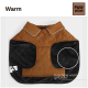 Ein warmer Haustiermantel in Braun und Schwarz, mit einem gesteppten Design und einem Kragen, mit dem Text "Kuschlig warm gefüttert", der anzeigt, dass er gemütlich und warm ist.