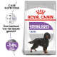 Royal Canin Sterilised Maxi hondenvoer zak met een illustratie van een zwarte hond, met nadruk op voeding, gewichtsbehoud, en 14% minder calorieën.